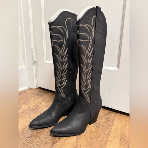 Brand new Black Western Boots, perfect for concert season! - Picture 3 of 6